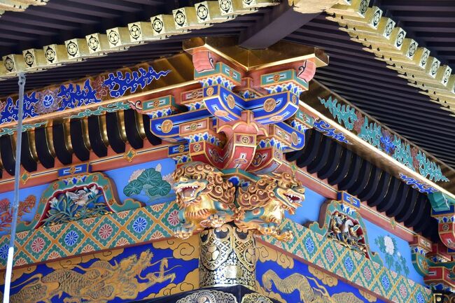 久能山東照宮<br />御社殿の装飾。<br />とにかくカラフル。
