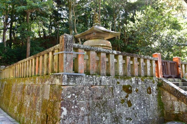 久能山東照宮 神厩<br />家康の墓。<br />御社殿の奥にある。<br />石垣の修復工事が行われていて、しっかりと見る事が出来なかった。