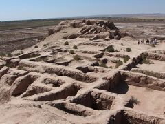 トプラクカラは王宮の庭園部分、居住区部分の遺構がキレイに残っていて、写真奥の高台部分はゾロアスター教の寺院だそうだ。

