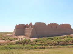 だから、キジルカラの砦はその形がキレイに残っている。

キジルカラのキジルとは現地の古語で“紅色”を示し、キジルカラは紅い城壁という意味になる。
