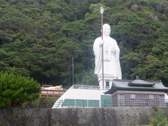 青年時代の弘法大師が室戸岬の洞窟にこもって修業したエリアです。巨大な大師像で記念してます。
