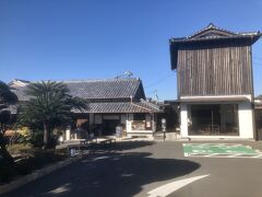 左がうどん店、中央入口付近ではうどん粉を使ったシフォンケーキや塩などを販売
右が図書室