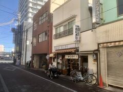 変わって翌日

あと4日で閉店のまるしまで、おでんのテイクアウトをしようと寄ってみます。
店内は比較的空いているけど・・・
おでんがほぼすっからかん・・・
どうやら同じことを考えている人が多そうだ。

連れの両親に弁当を届けて再度寄ってみても状況は変わらずで諦めた。