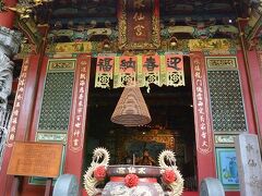 市場の奥には市場の名前の由来の「水仙宮」というお寺があります。
