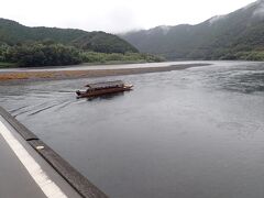 橋の下を船が行き交います。
雨降りで水の色が残念ですが・・
