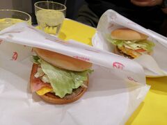エッグベーコンバーガーとエッグチーズバーガー、どちらも６２０円。
美味しい。
高いけど、美味しい。
でもちょっと高い。