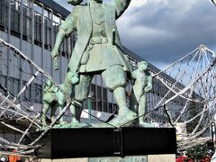 13：30　「岡山駅」着。
駅前の桃太郎の像です。
この時期、明日11/29（日）まで「岡山後楽園」と「岡山城」の夜間紅葉ライトアップが開催されており折角なので岡山で途中下車します。

それに地域共通クーポンも都会のスーパーで使い切ってしまわなければなりません。その後、
22：34発のサンライズで帰路につきます。