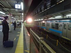 そして、９番線に予想通り昨日と同じ103系電車がやってきた。
奈良駅を早朝4:48に出発した、奈良線上りの本日の初電。
かなりの乗客が降りてきた。