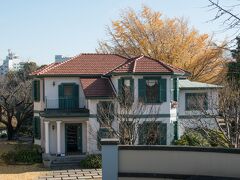 お隣はブラフ１８番館
