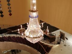 小さ目シャンデリア＆螺旋階段。
結婚式とかするようなホテルに泊まるのって、久しぶりです。
ん？この前沖縄でモントレに泊まったか。