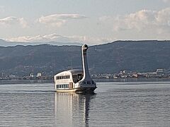 諏訪湖畔公園にやってきました。ホテルの目の前にある公園です。夏には諏訪湖祭湖上花火大会と全国新作花火競技大会などのイベントが開催されます。スワンの遊覧船がちょうど帰ってきました。
