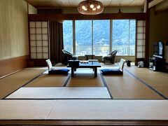 岩国国際観光ホテル。今回はGoToキャンペーンの恩恵を受けようとJRもパックになったツアー（フリープラン）にした為、岩国はこのホテル一択でした。
フロントで検温と手指消毒とチェックインを済ませるとスタッフが母の荷物を持って部屋まで案内してくれました。
部屋に入ると「広~い！」と思わず声に出しました。
部屋はグレードアップして川沿いの１４畳和室を指定していましたが、１４畳の手前にも６畳程のスペースがあり、奥にも小さ目の畳４枚のスペースがありました。
眺めのいい部屋をと思ってグレードアップ（+2300円×2人）したのですが、母と二人で広すぎるぐらいでした。

（13：58）