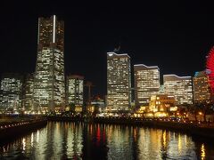 万国橋からの夜景。


夜景を楽しむより、
アイツまだ仕事してるんかな？
という思いが先に立つ。