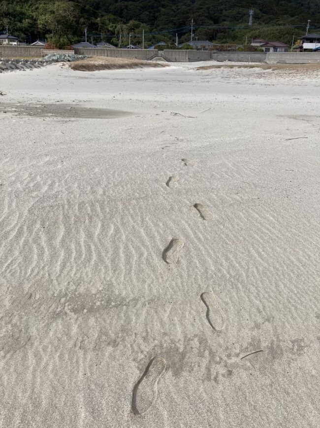 人もいないので砂浜には自分の足跡だけ。