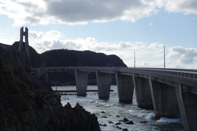 橋を渡って中甑島へ。