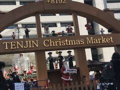 　お目当ては市役所前ふれあい広場のクリスマスマーケットです。先月はまだオープンしていませんでした。