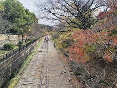 蹴上・インクライン

小学生の遠足みたい

苔寺を出るときに
移ろいゆく季節の無常観とともに
空腹を感じてたのよね。
何か、何か食べるものを！