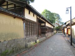 武家屋敷絵葉書スポット・新家邸長屋門（あらいえてい ながやもん）
街角を左手に曲がると、テレビで見た場所に近ずいて来ました。
北海道放送の番組「水曜どうでしょう」の[絵葉書の旅]で大泉洋さんと鈴井 貴之さんが写真を撮った場所です。グーグルマップで、[武家屋敷絵葉書スポット]と表記していたのはその影響でしょうね。