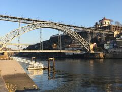 そこから振り向くとドン・ルイス１世橋とセラ・ド・ラピエール修道院です。
今日は渡らずホテル方向に戻っていきます。やっぱりドン橋はシルエットがきれいですね。修道院と鉄橋、古いヨーロッパの新しいものって感じがします。