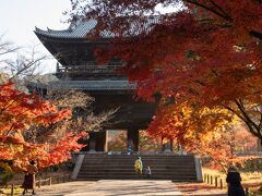 まずは南禅寺へ来ました。
まだ朝7時ごろですが、紅葉シーズンということもあり少しですが人がいました。
もちろん、密になるほどではないですよ。