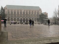 パイオニアスクエアからバスで40分

ワシントン大学にやって来ましたよ！

結構な勢いで雪降ってるんだけど
みんな傘差さないね～～

私は日本人らしく？忍ばせていた折り畳み傘をさします


・・・

傘にジャンジャン雪積もるんだが？

みんな、大丈夫？
風邪引かない？