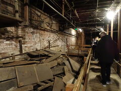 地下3か所をガイドさんのオモシロ解説を聞きながら巡ります。


一緒に参加したメンバーは
カナダ人の年配夫婦2組←奥さん2人がめっちゃゲラw
ドイツ人の男子2人組(学生？)
遅れてやってきた女子2人組←常に2人の世界で他を寄せ付けない雰囲気、まるでt.A.T.u.
あのMステ事件もう17年前！？時の速さ！！


ツアーは、最初に30分程度のレセプションがあるんだけどガイドさんの思い付きで参加者同士の交流タイムが設けられた！！

普段2～30人で回るツアーに、7人(t.A.T.u.女子はレセプション終盤から参加)で少人数だったから
「アメリカ人の参加者いないじゃ～ん！せっかくの機会、みんな異文化交流楽しもーー！」っていうガイドさんのノリで交流タイム突入

