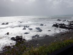 時折り降る激しい雨と強風で足止めされつつ、室戸岬に向かいます。
