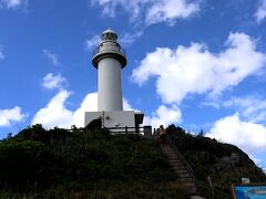 10分ほど車で走ると、高いところに聳え立つ真っ白な灯台が！
石垣島最西端の灯台、御神崎灯台です。