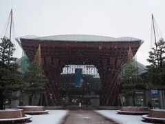 ＜鼓門＞
昨日は雪の白川郷・高山の美味しい日本酒を堪能して、旅のメインイベント氷見線観光列車「ベル・モンターニュ・エ・メール」に乗車します。（長いので以下べるもんた」
こちらの乗車のブログを拝見して乗りたい気持ちが沸いて今回の北陸旅行になりました。
