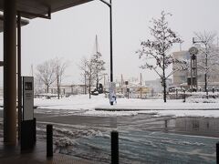 瑞龍寺まで歩こうと思っていましたが、駅員さんが「徒歩なら、雪だから大変だよーーー30分くらいかかる」という事で、新高岡駅のバスターミナルから乗車しましょう。
本数が少ないのでどきどき、グーグル先生を信じて・・・
ここからも、五箇山・白川郷にバスが出ているようです。現地に行って知りました。