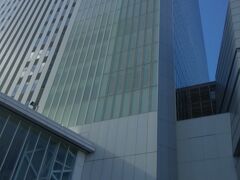 みなとみらい方面に向かって最初に到着したのは、新しく建てられた横浜市役所！