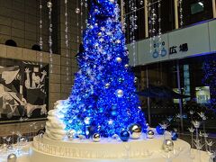 17時過ぎ、丸の内イルミを見に行きます。
まずスタバの前にあるオアゾのクリスマスツリー。
ブルーのツリーです。