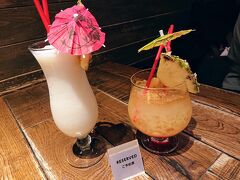 丸の内本通りを有楽町まで歩き
有楽町から銀座まで出て、お待ちかねのディナーです。
エッグスンシングス銀座店を18時半に予約しときました。
キラリト銀座ビルの4階にあります。
席はゆったりとしています。横浜よりだいぶ余裕。
クリスマスなのにハワイアン。
ピニャコラーダとマイタイをいただきます。