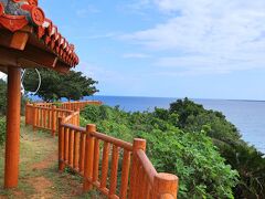 知念岬は沖縄本島南部の東端にあるため日の出を望むには最高の場所で、「朝日の名所」として有名なんです。