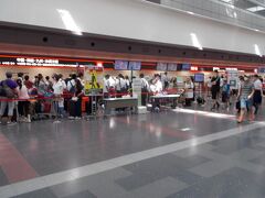 お盆休みも後半に入っていましたが、空港カウンターは多くの人で混雑していました。