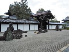 本坊庭園
本坊の中心となる方丈をぐるりと囲むように4つの庭があり、こちらは方丈前の南庭。東に仙人の住む島に見立てた巨石が配され、西には京都五山になぞらえた苔山が作られています。
http://www.tofukuji.jp/temple_map/hojo_overview.html