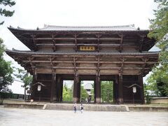 改めて東大寺南大門を間近に。
その高さは25mと日本最大の山門である、東大寺の表玄関。一度平安時代に大風で倒壊しており、現在のは鎌倉時代に再建されたもの。千年の歴史を生き抜いた重みをその姿から感じます。