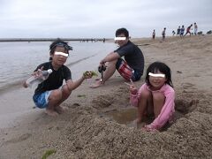 木曜。海に漬かるよりも砂遊び。