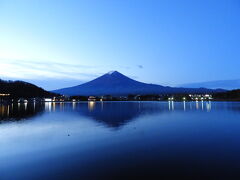 ここから２日目

朝陽があがる前に河口湖から富士山