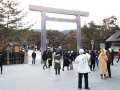 「内宮」到着☆
こっちの方はなかなかの賑わい。