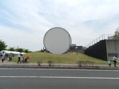 奈義町現代美術館前にあるオブジェ。