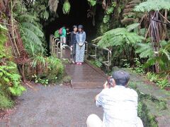 ハワイ火山国立公園に入ってサーストン・ラヴァ・チューブ（溶岩洞窟）へ。
洞窟の入り口ではグループごとに記念写真。

★注★
＊１　サーストン溶岩洞窟も２０１８年の噴火によって閉鎖されていましたが、２０２０年２月から再開したとの情報が入っていますが訪れる方は最新の情報をご確認ください。
＊２　２０２０年１２月２０日。キラウエア火山が２年半ぶりに噴火したとの情報が入っています。今のところ大きな被害にはなっていないようです。