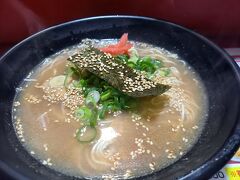 よくわからないので、一番人気博多ラーメンを頼みました。
とんこつ味は美味しいけど、チャーシューはうまくなかったな。
