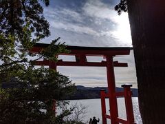 芦ノ湖に浮かぶように立つ鳥居は大人気。写真を撮る人たちで行列ができていました。