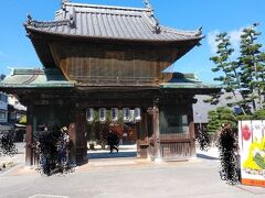 厳島神社をあとにし、隣接する大願寺へ。高野山真言宗の寺院。
立派な山門があり、境内は広め。建造物もたくさんあった。