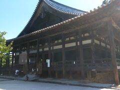 続いて厳島神社から戻るところにある小さな高台にある豊国神社へ。
豊臣秀吉が、千部経を読誦するために建立させたと伝わる。ただし、没後は建設がとまり、現在も未完成のままだそうだ。