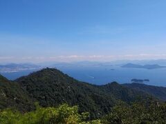 ロープウェイの終点獅子岩に。
展望台があったので向かってみる。瀬戸内海の島々の眺めが絶景だった。
ここから弥山へ向かう。