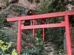 いちべ神社はホテルの中庭に存在。