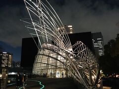 国立国際美術館に到着しました。

ライトアップされた建物がステキ☆