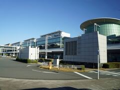 リムジンバスは羽田空港のターミナル2で数人のお客を降ろしました。